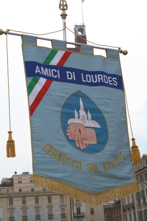 Gruppo in gita sociale davanti a un santuario