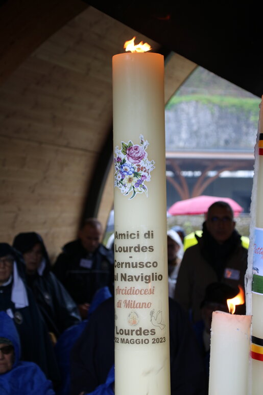 Cero pasquale acceso in una chiesa