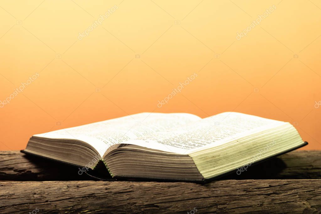 Bibbia aperta con un rosario appoggiato sulle pagine