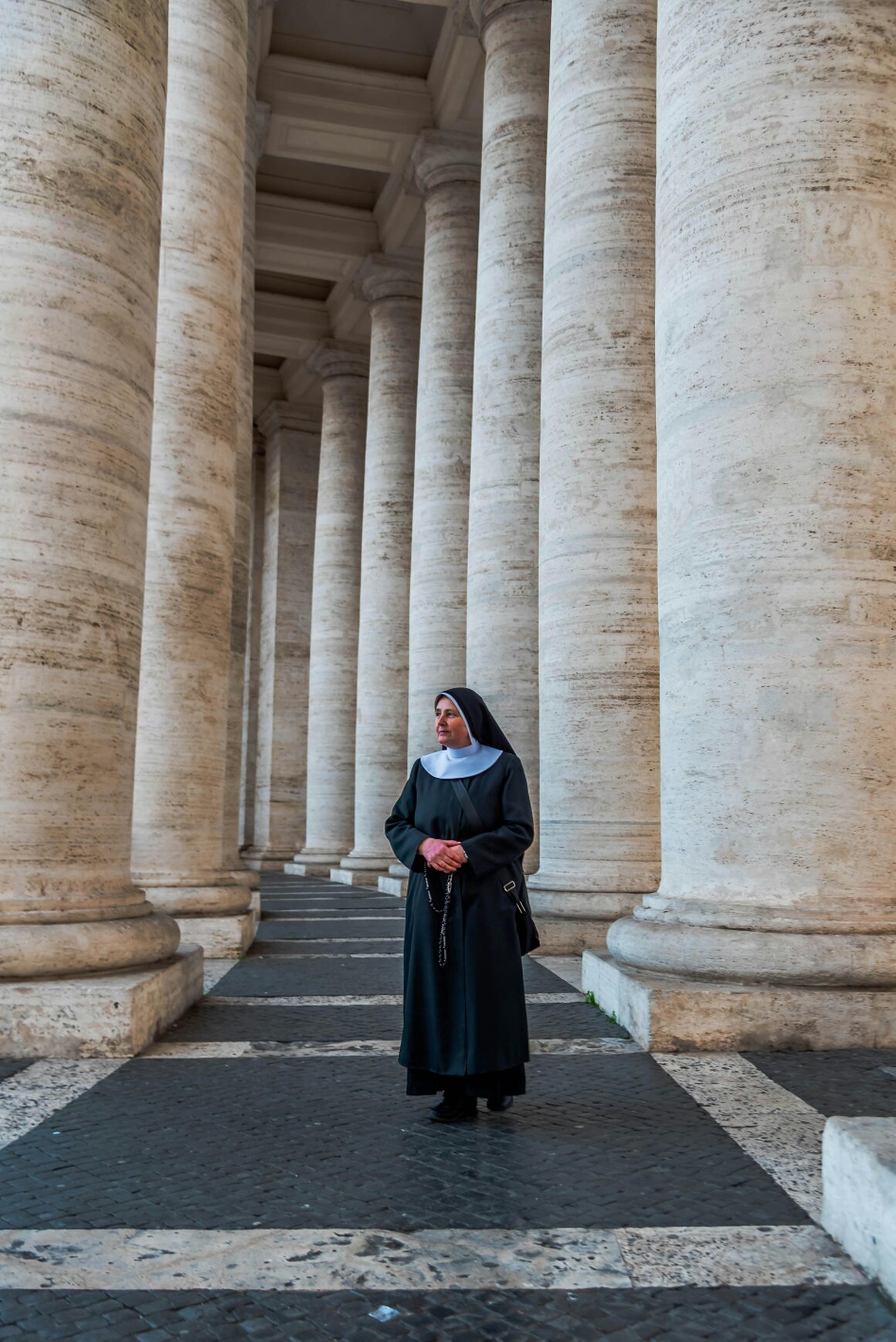 Statua di Maria Immacolata in una chiesa