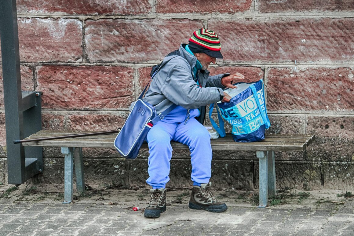 Volontaria che accompagna un’anziana in carrozzina
